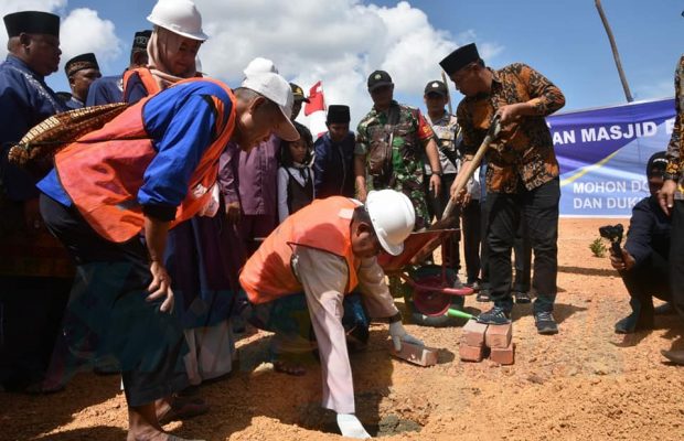 Apri Letakkan Batu Pertama Pembangunan Masjid Raya Kecamatan Mantang