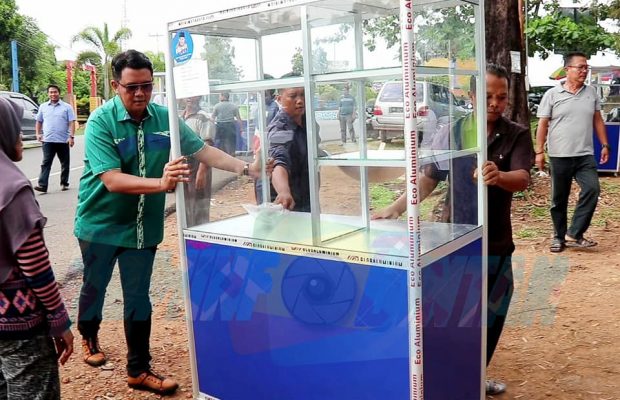 Temui Pedagang Kecil KCW, Bupati Bintan Serahkan Gerobak