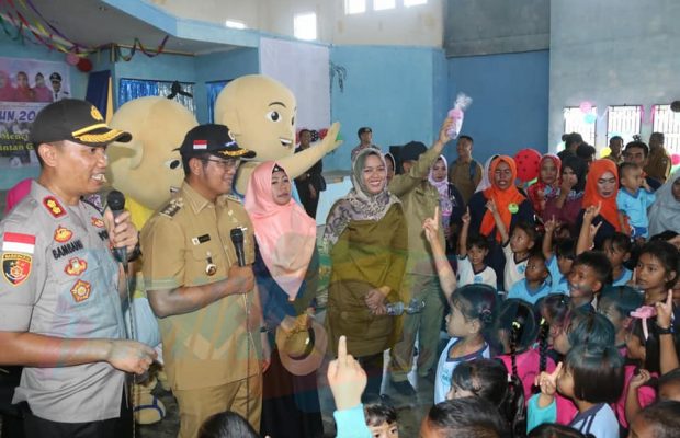 Keceriaan Deby Bersama Anak-anak Pulau Mantang