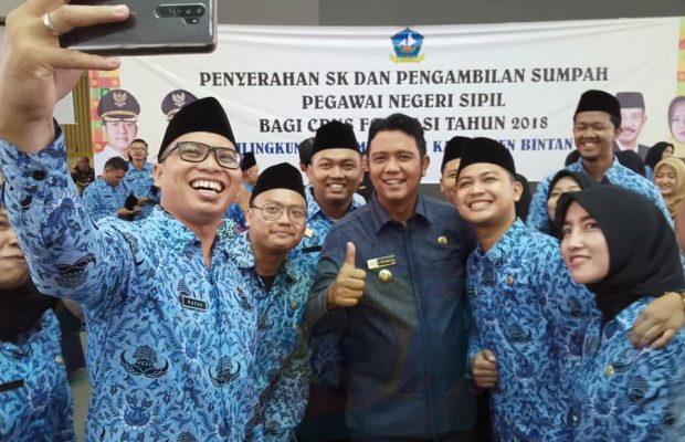Pemerintah Kabupaten Bintan menyerahkan 194 Surat Keputusan (SK) pengangkatan CPNS menjadi PNS di lingkungan pemerintah daerah