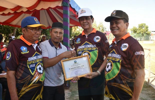 Wakil Bupati Bintan membuka secara resmi Turnamen Sepak Bola 02003 Gunung Lengkuas Bintan Cup 2020