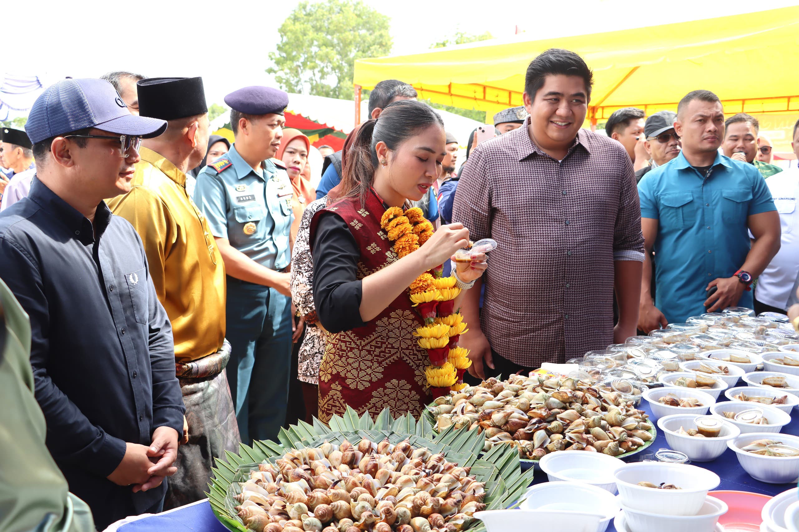 Hadir di Gurun Pasir Bintan, Wamenpar RI Nikmati Durian Daun Hingga Puji Kelezatan Sambal Gonggong