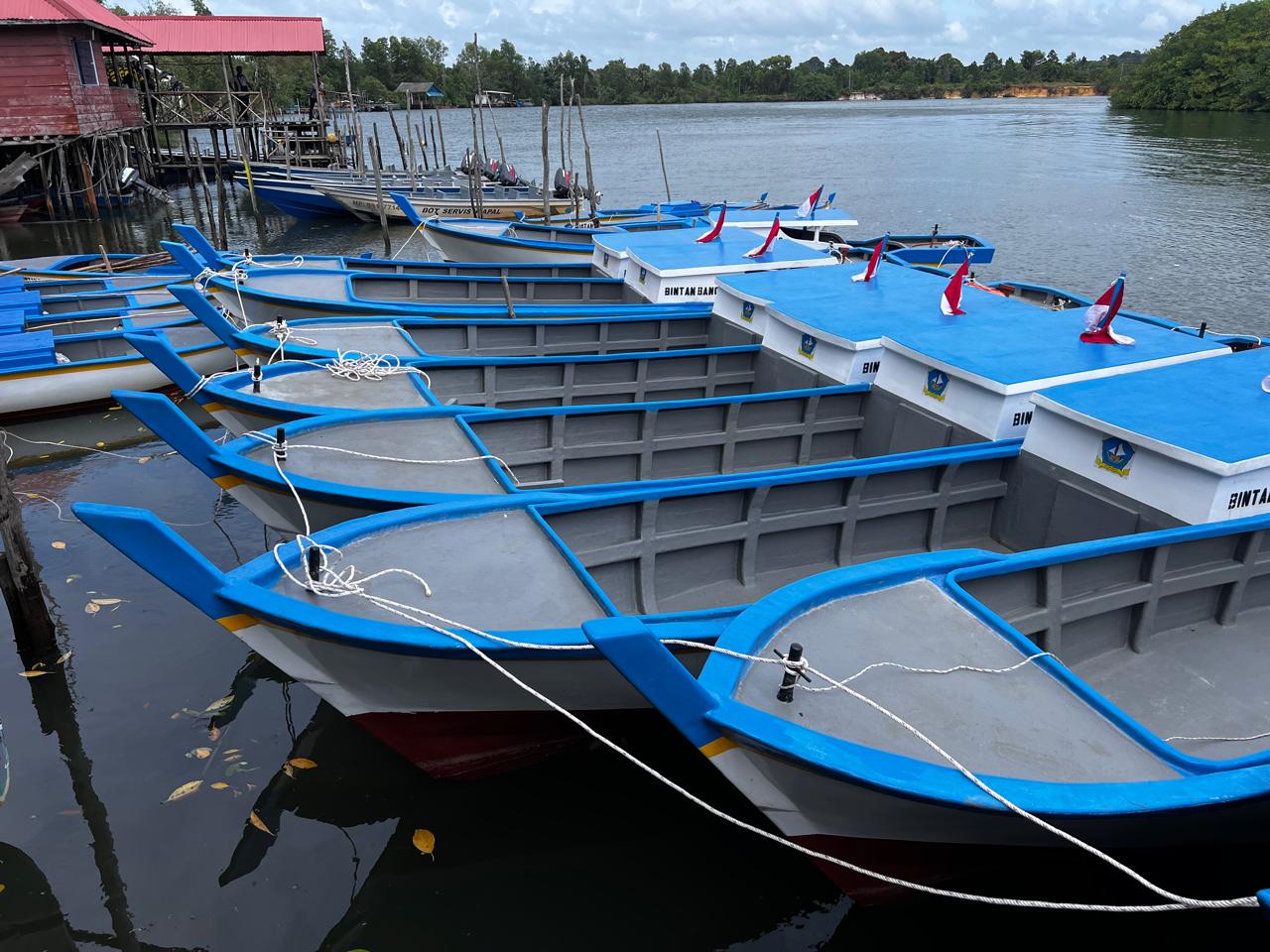  Bupati Roby Serahkan 10 Unit Kapal Fiber 1 GT dan 10 Unit Kapal Fiber Ketinting