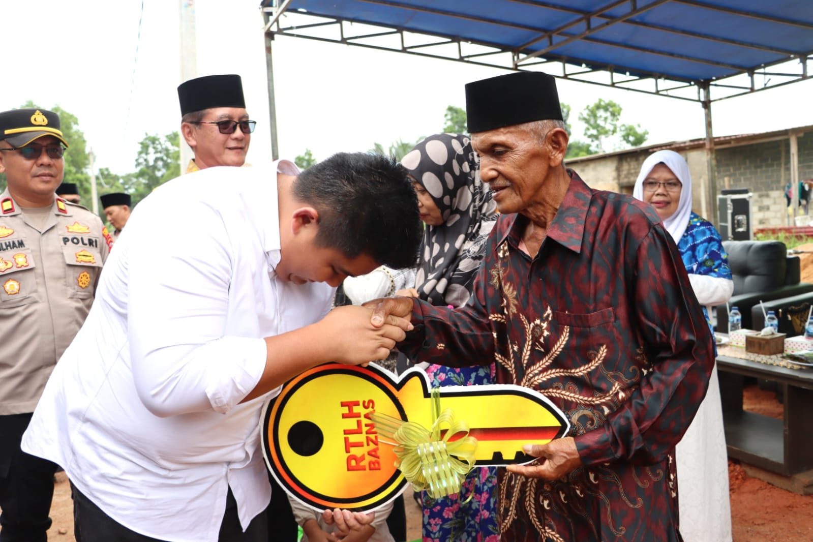 Program Manfaat BAZNAS, Bupati Roby Serahkan RTLH serta Paket Stunting dan Dhuafa