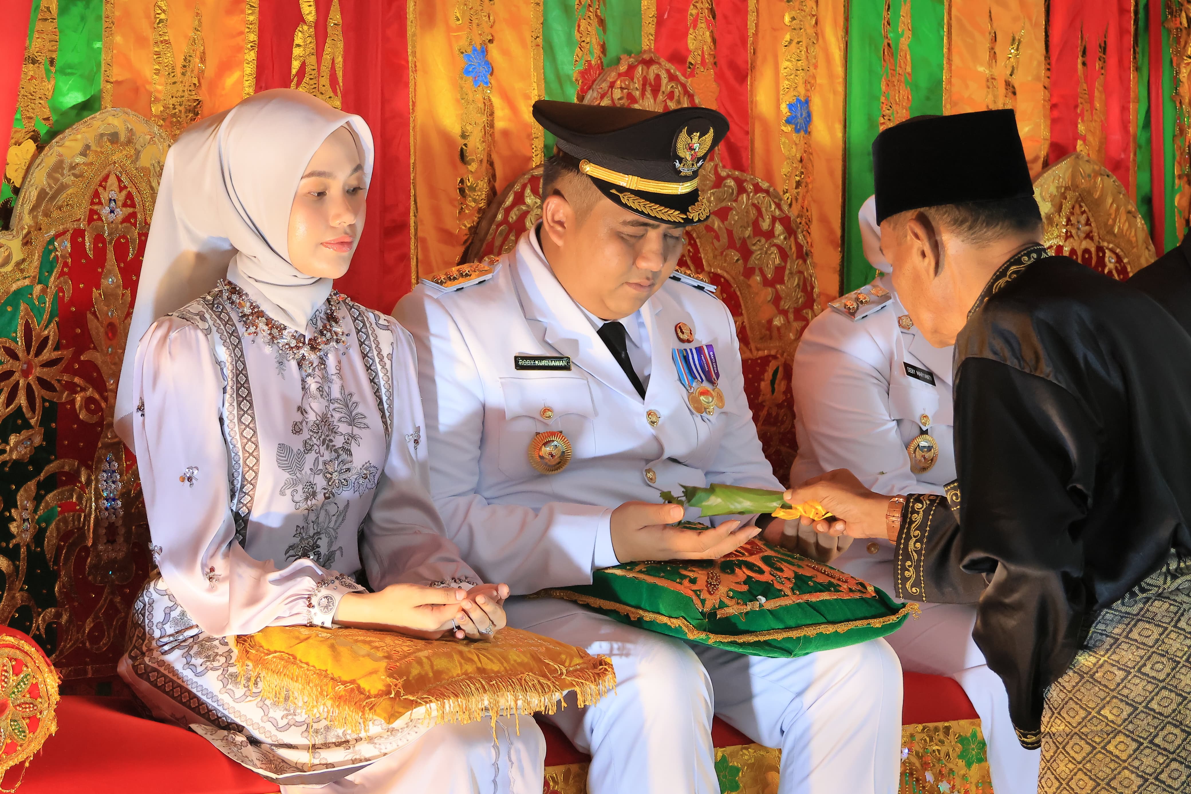 Tiba di Bandar Seri Bentan, Roby-Deby Disambut Prosesi Adat Pencak Silat dan Tepuk Tepung Tawar