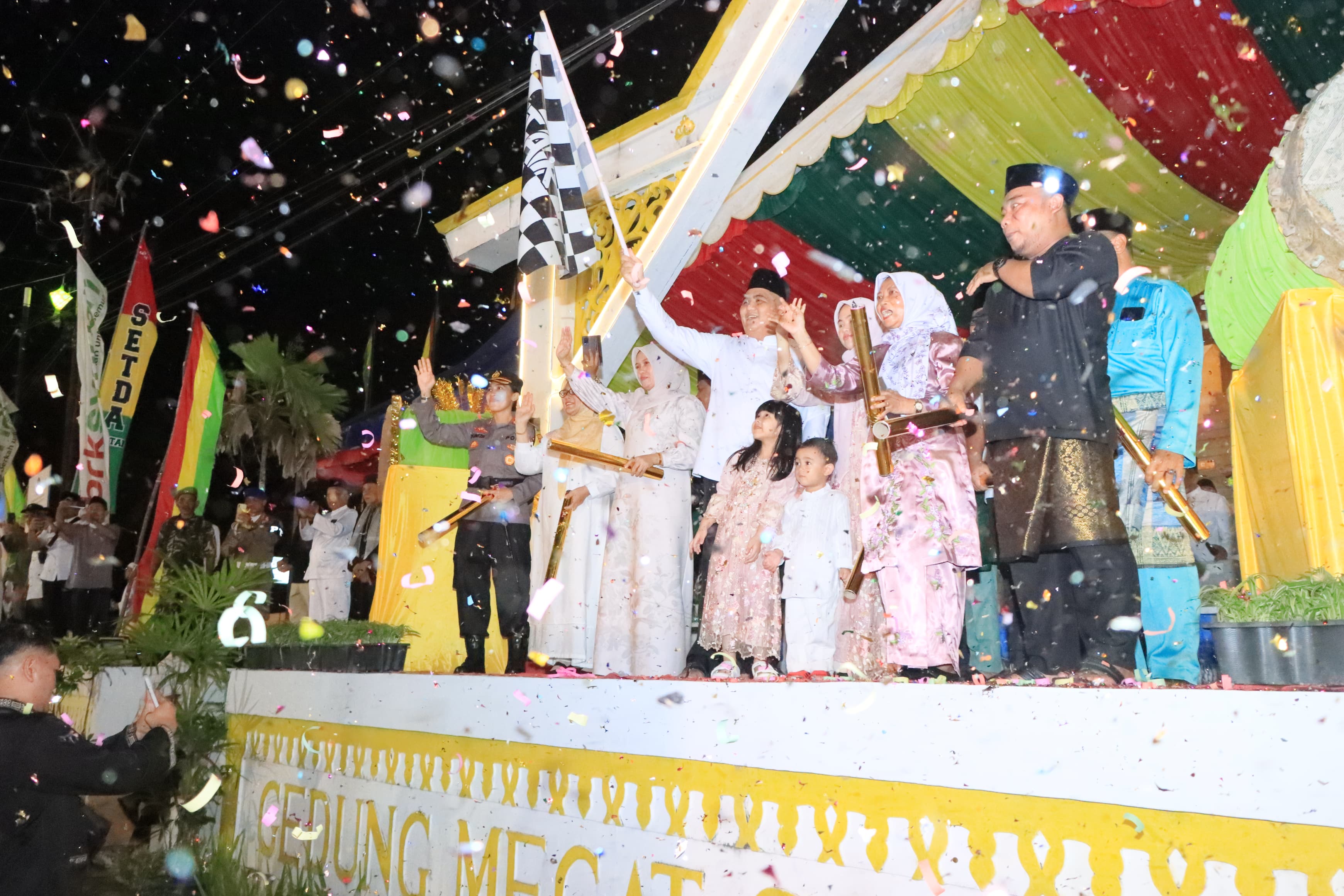 Penuh Gemerlap, Bupati Roby Lepas Kendaraan Hias Peserta Pawai Takbir Idul Fitri 1446 H