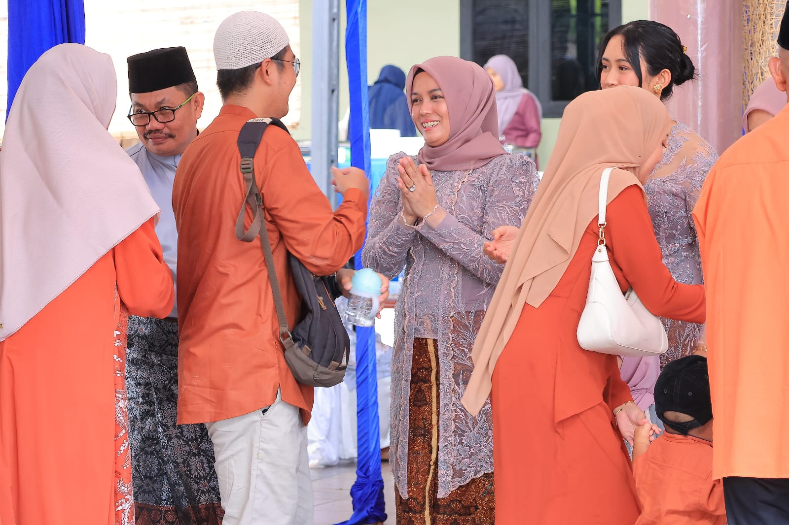 Hari Pertama Lebaran, Warga Datangi Open House Wabup Bintan, Deby Maryanti di Kolong Nam Kijang
