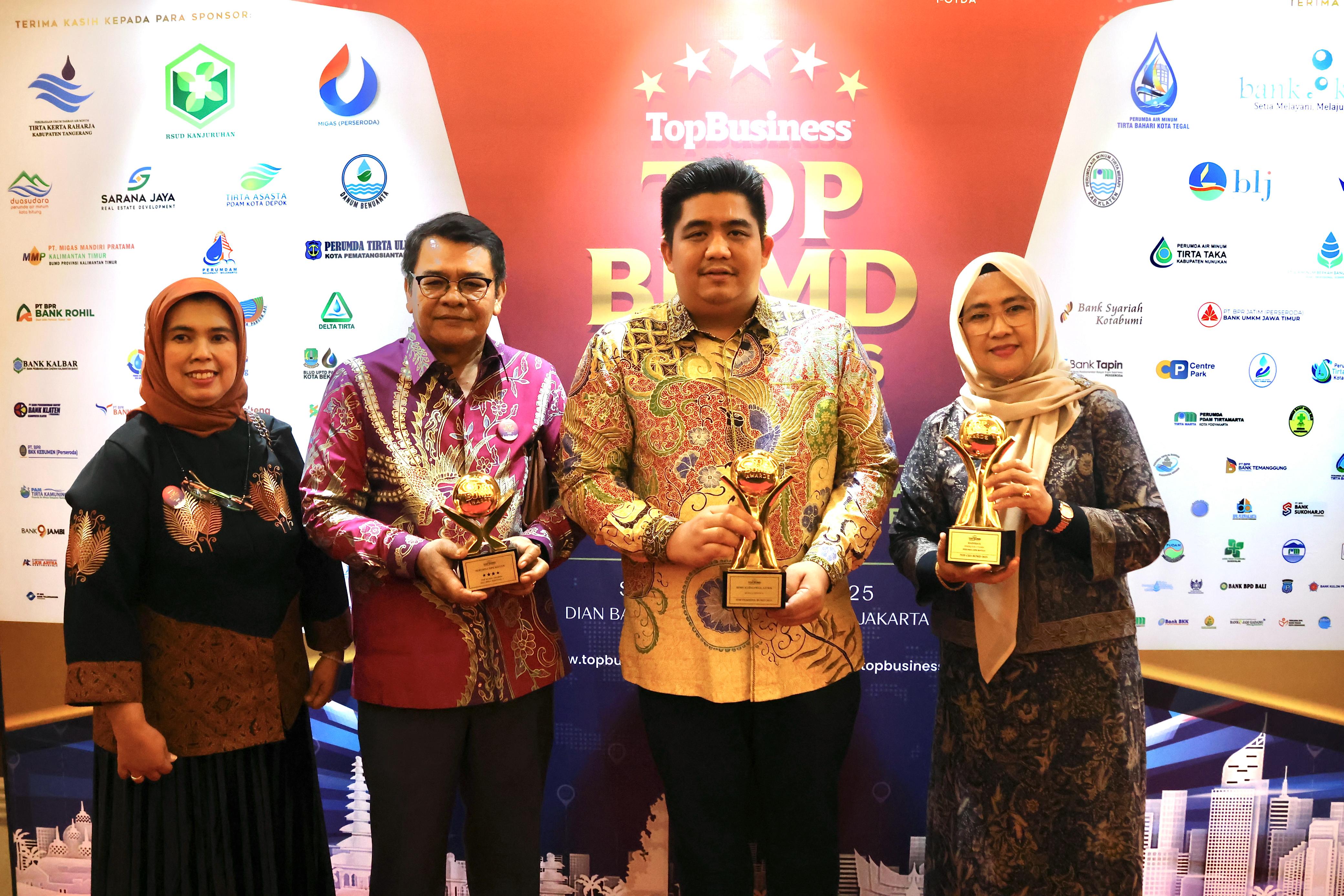 Sabet Tiga Penghargaan Sekaligus, Bupati Roby Raih TOP Pembina BUMD Dalam Ajang TOP BUMD Awards 2025