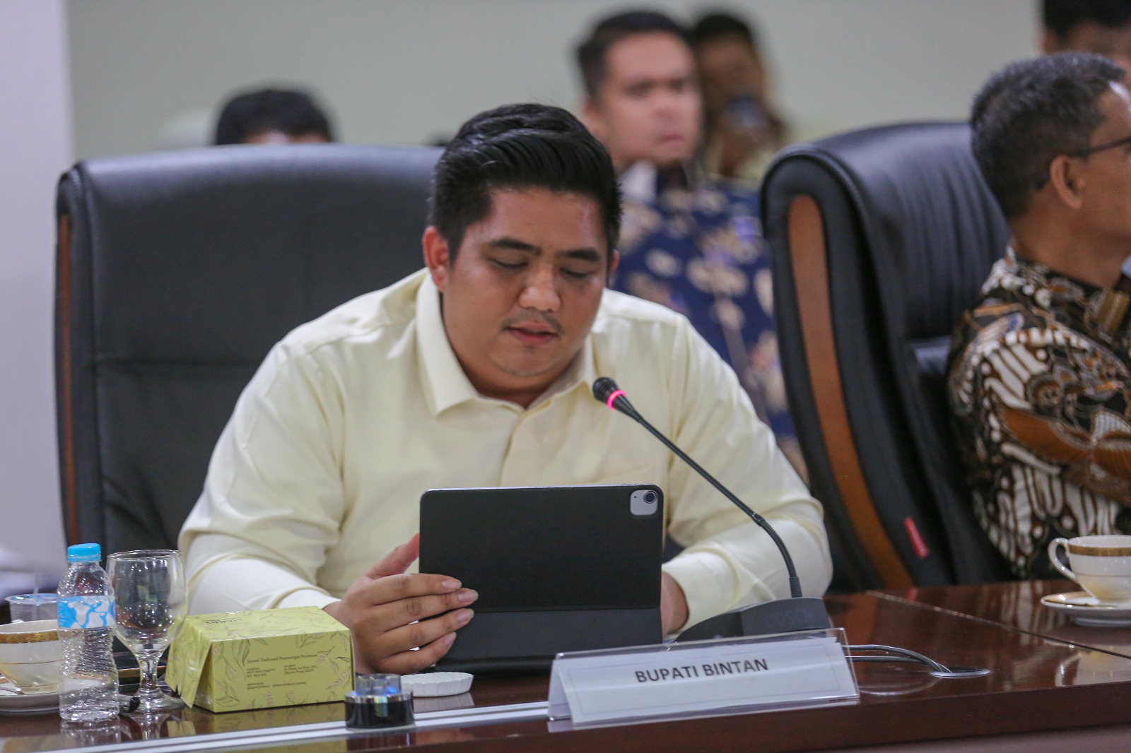 Bupati Roby Paparkan Progres Menara Suar Karang Singa Saat Rakor Bersama Kepala Staf Kepresidenan
