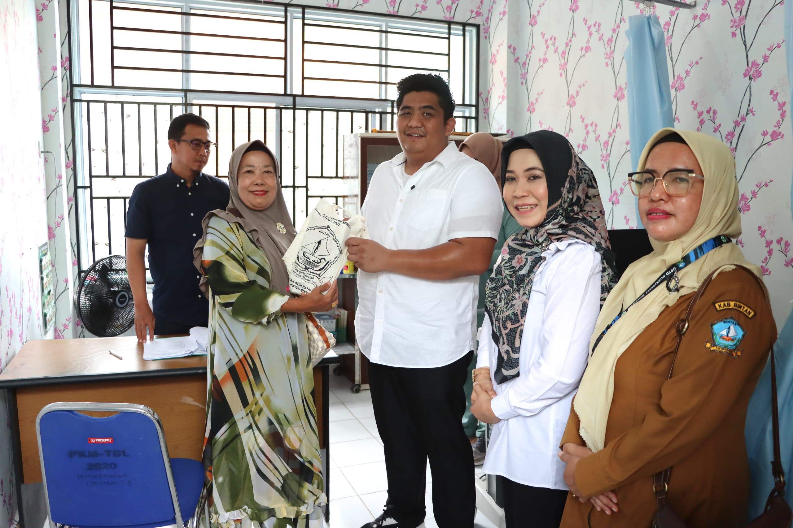 Bersua Dengan Pasien dan Peserta Khitan, Roby Tinjau Pelayanan Kesehatan di Puskesmas Tambelan