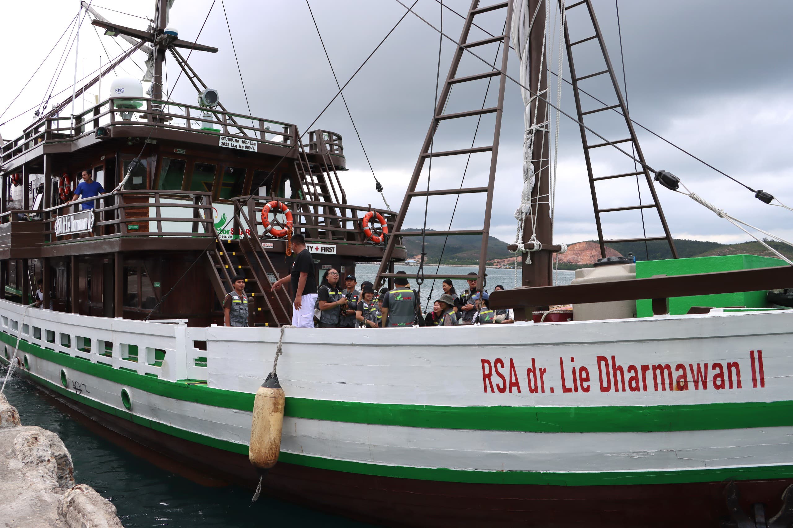 Bupati Bintan Sambut Kedatangan Kapal RS Apung dr. Lie Dharmawan II di Pelabuhan Sri Bentayan Tambelan