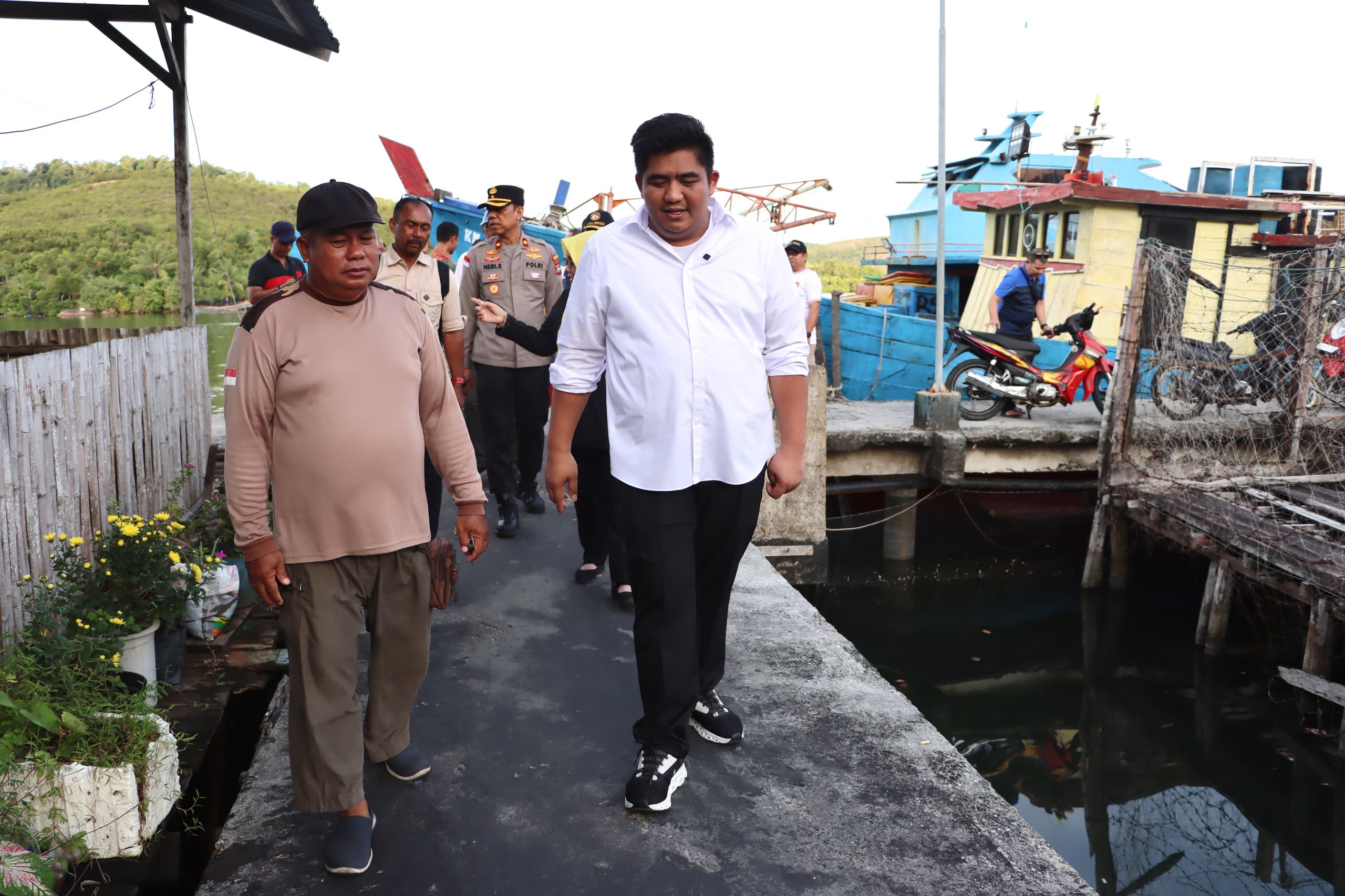 Roby Tinjau Usulan Rehab Jalan Lingkar Laut Hingga Lokasi Pembangunan Jamban dan Septictank Individual