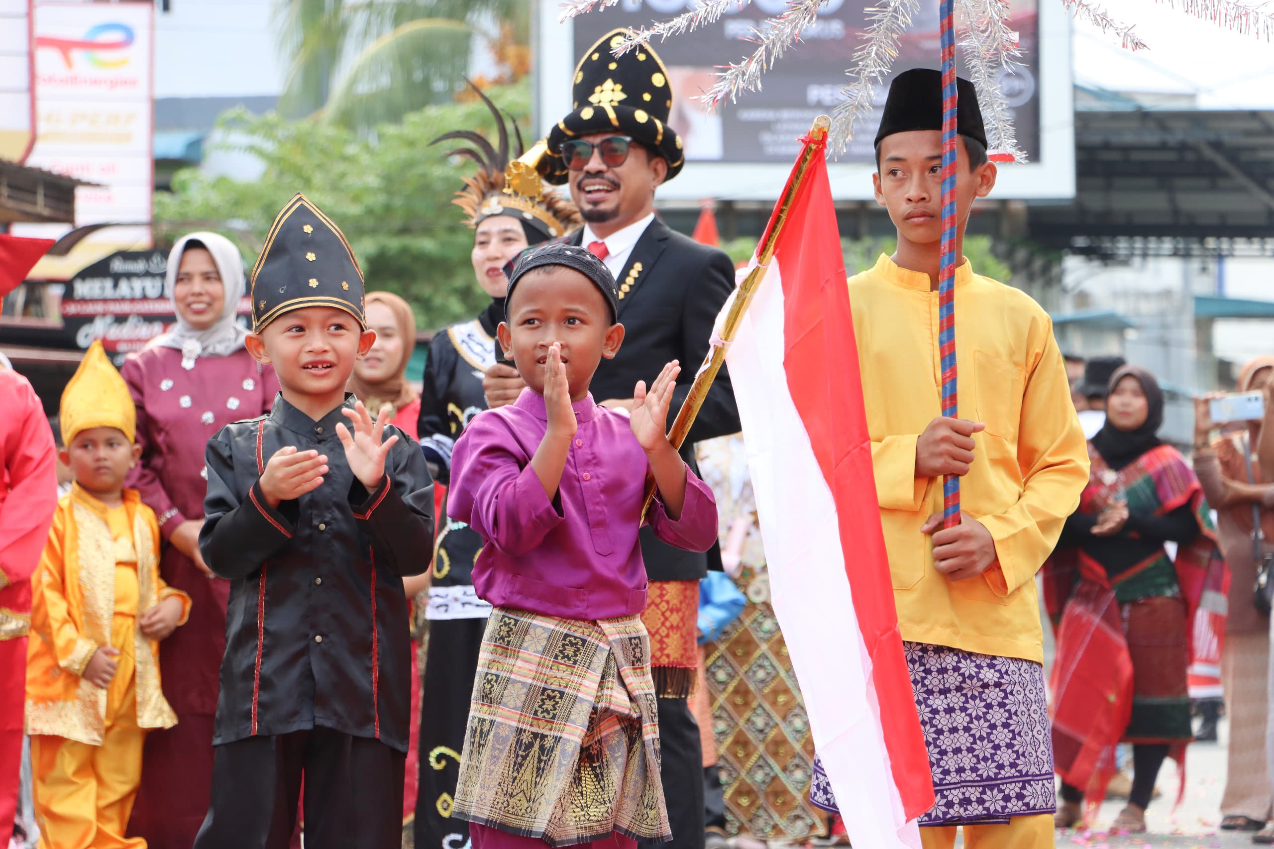 Dibuka Bupati Roby, Pawai Nusantara HUT RI Ke-80 Bintan Utara Diikuti 4.450 Peserta