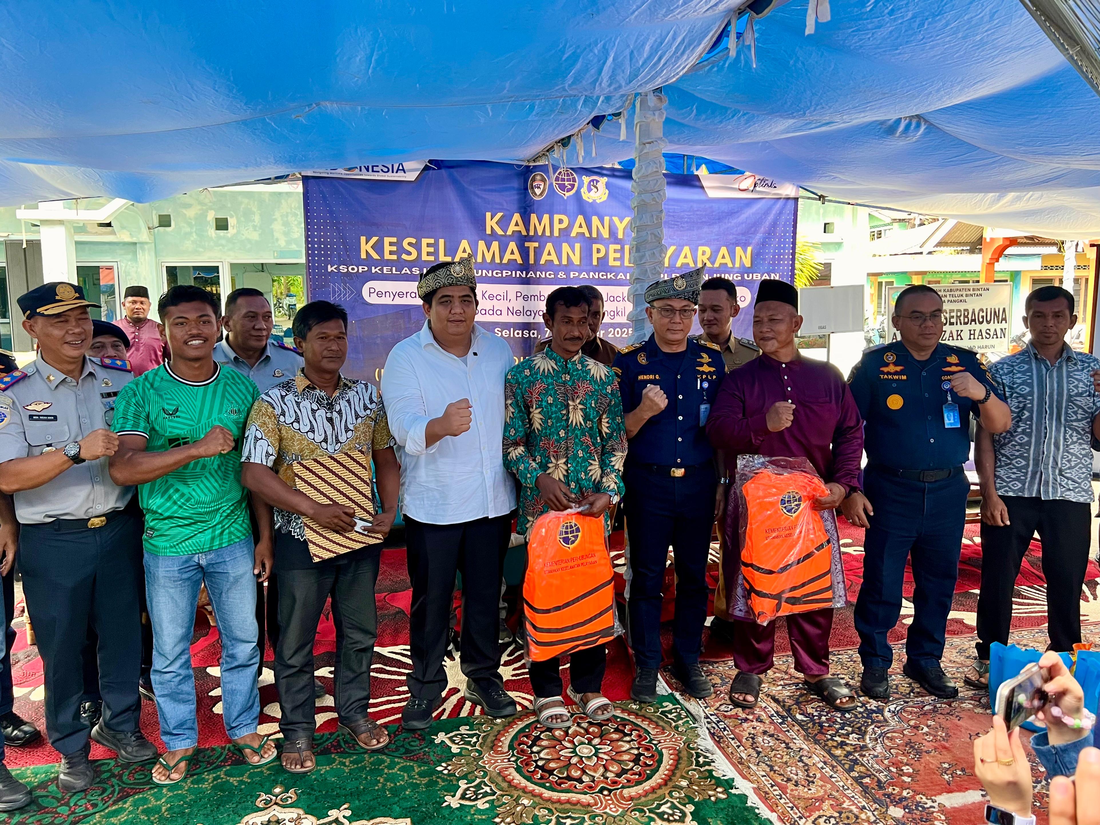 Kampanyekan Keselamatan Pelayaran, Bupati Roby Bersama Kemenhub Bagikan E-Pass Kecil Hingga Life Jacket di Pulau Pangkil