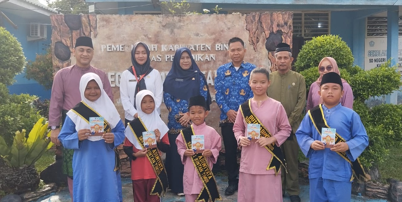 DLH Bintan Bagikan Buku Saku Literasi Lingkungan ke Siswa SD dan SMP di Bintan
