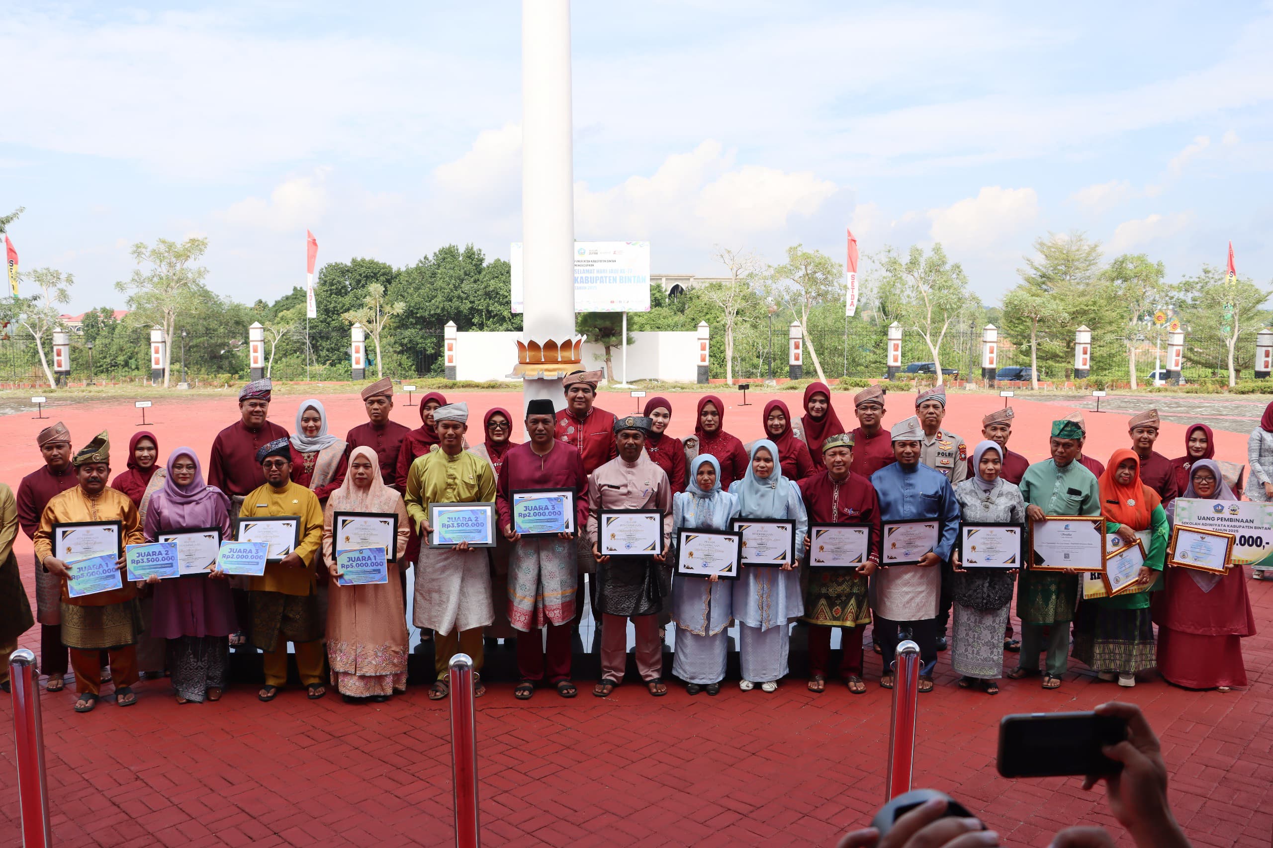 Bupati Roby Beri Apresiasi Untuk Seluruh Pemenang Lomba Kebersihan Tingkat Kabupaten Bintan